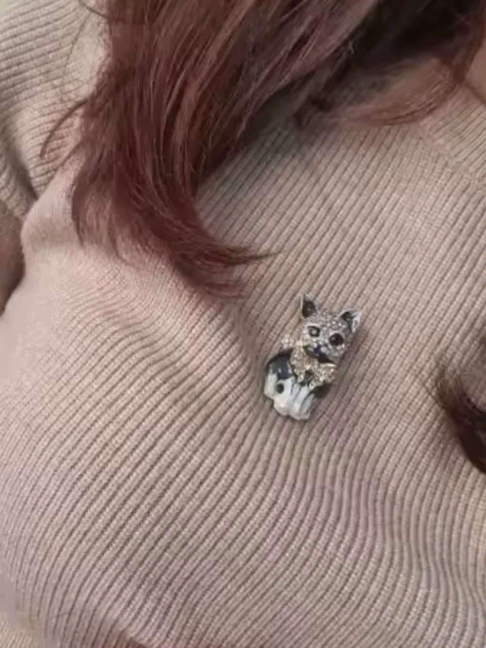 Elegant Gold-Tone Crystal Cat Brooch in Gray and White